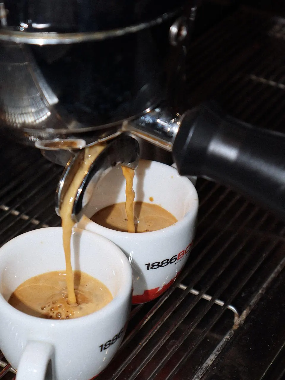 Deux espressos qui coulent de la machine